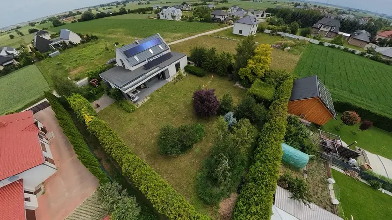 Działka 1569 m² z lotu ptaka — ogród, żywopłoty i patio